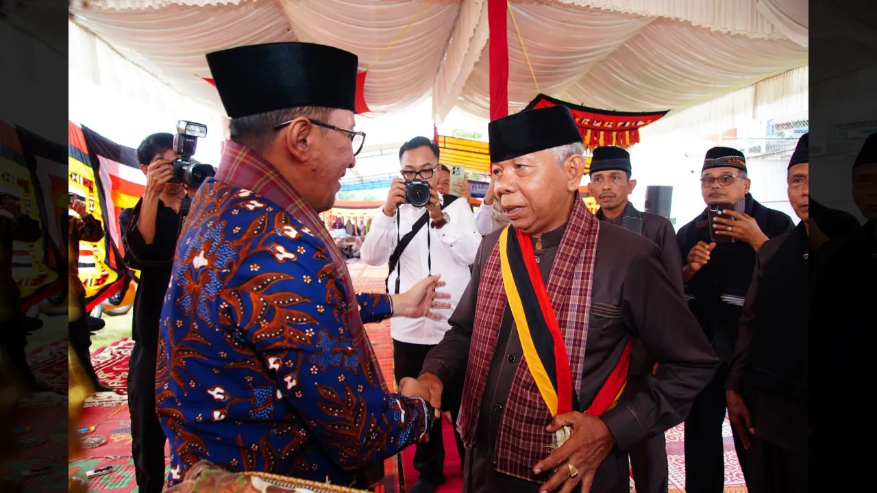 Ketua KAN Pangian disalami bupati Eka Putra